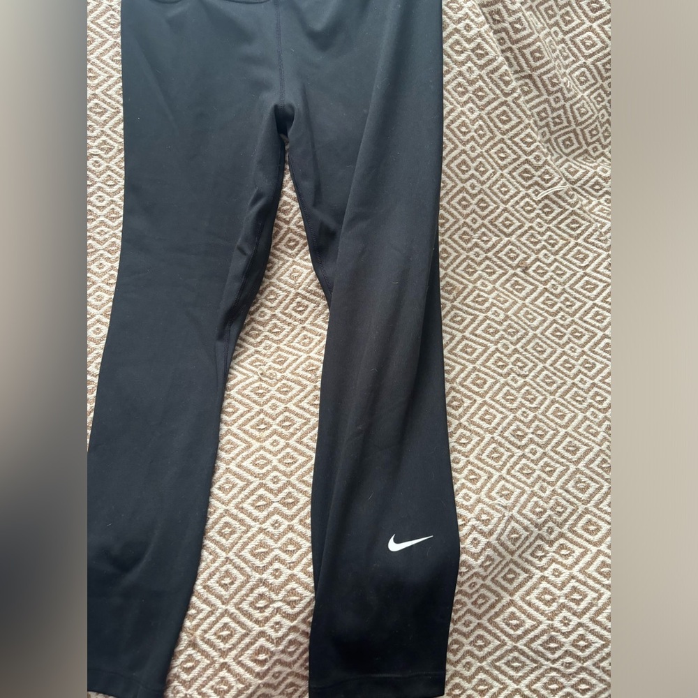 Size small Nike leggings/caprise.